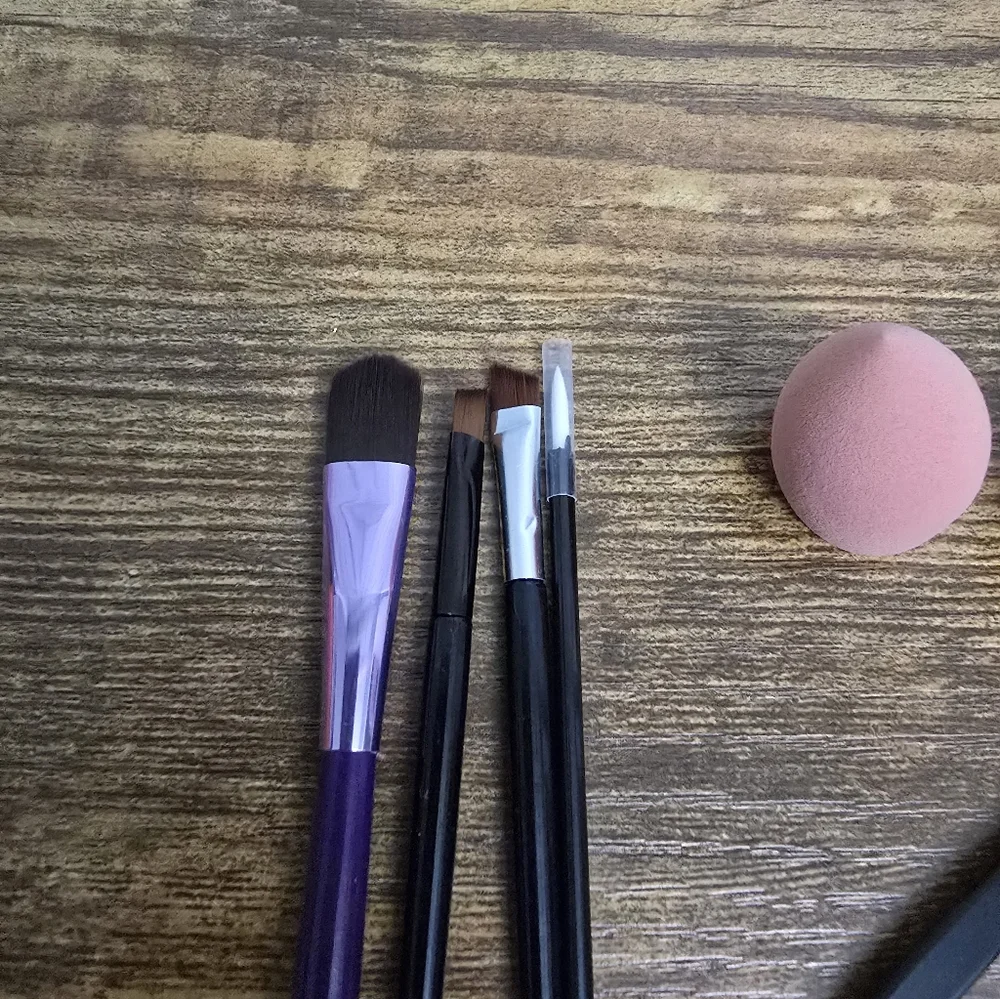 Makeup Brush and Sponge Set Of 8 New With Packaging
